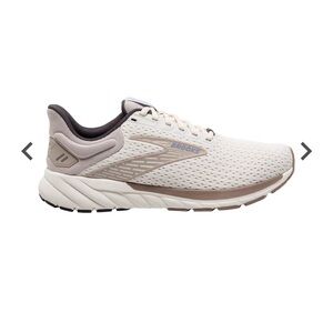 Brooks women tennis shoes size 7